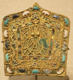 Ornamental_plaque,_Eastern_Jin_dynasty,_Metropolitan_Museum_of_Art.JPG