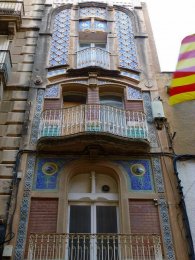 4 768px-Reus_-_Casa_Laguna_(1908).jpg