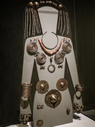 800px-Grave_Goods_of_a_9th_century_BCE_aristocratic_woma.jpg