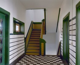 Interieur_hal_met_trap_-_Wageningen_-_20350491_-_RCE.jpg