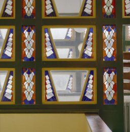 Interieur_hoofdentree,_glas-in-loodramen,_detail_-_Wageningen_-_20350501_-_RCE.jpg
