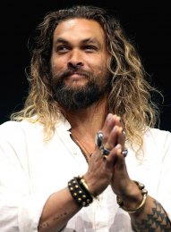 800px-Jason_Momoa_by_Gage_Skidmore[1].jpg