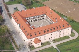Niepołomice Castle‎  Centrum-Konferencyjne-I-Hotel-Zamek-.jpg